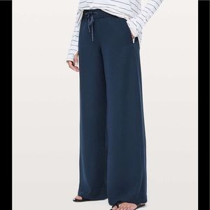 LULULEMON  wide leg pant. Navy size 6